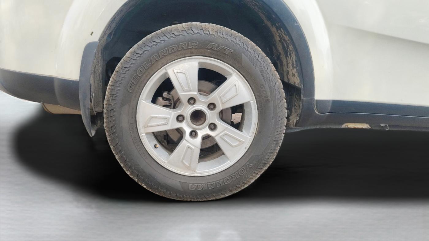 2012 Mahindra XUV500 W8, Diesel, Manual, 3,20,935 km, Right Rear Wheel
