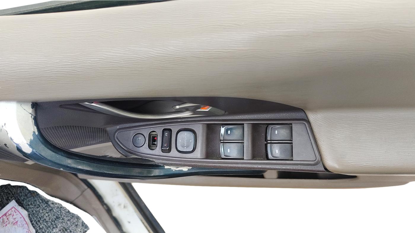 2012 Mahindra XUV500 W8, Diesel, Manual, 3,20,935 km, Driver Side Door Panel Controls