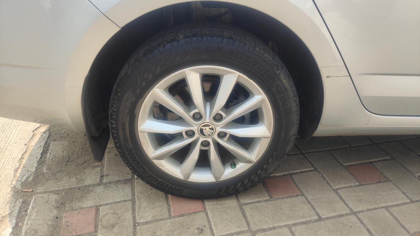2014 Skoda Octavia ELEGANCE 1.8 TSI AT, Petrol, Automatic, 76,000 km, Right Rear Wheel