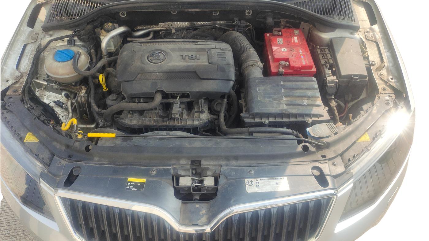 2014 Skoda Octavia ELEGANCE 1.8 TSI AT, Petrol, Automatic, 76,000 km, Open Bonnet