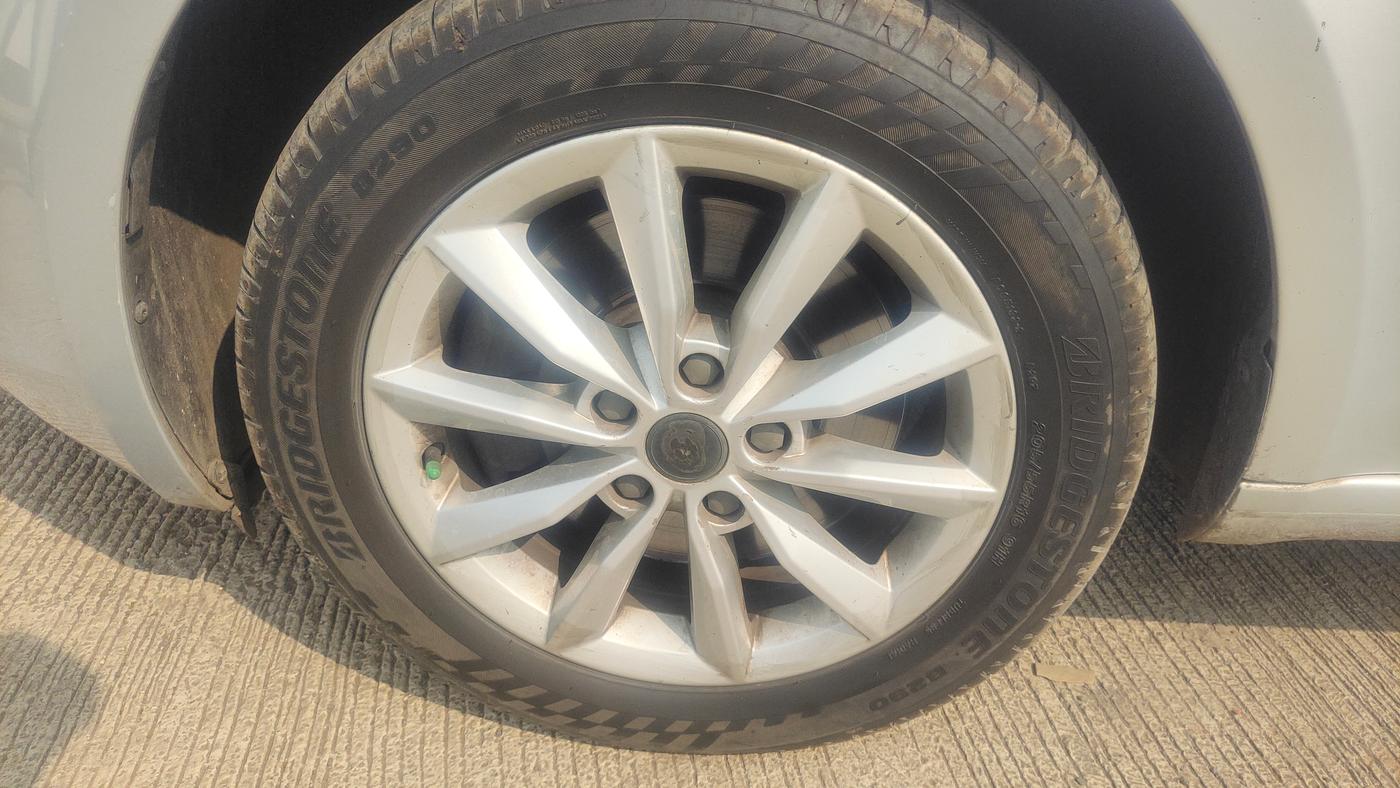 2014 Skoda Octavia ELEGANCE 1.8 TSI AT, Petrol, Automatic, 76,000 km, Left Front Wheel