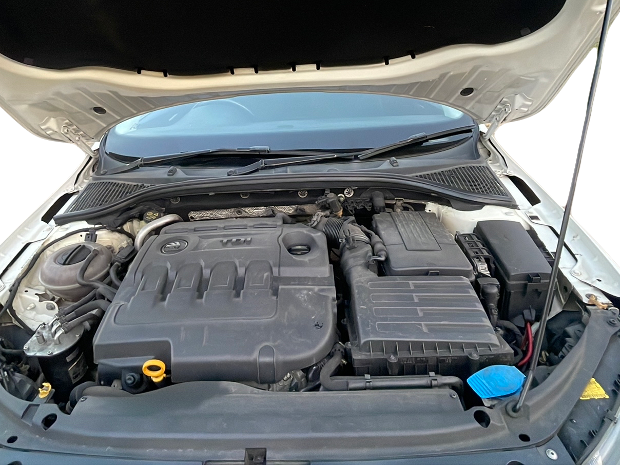 2015 Skoda Octavia ELEGANCE 2.0 TDI AT, Diesel, Automatic, 1,00,008 km, Open Bonnet