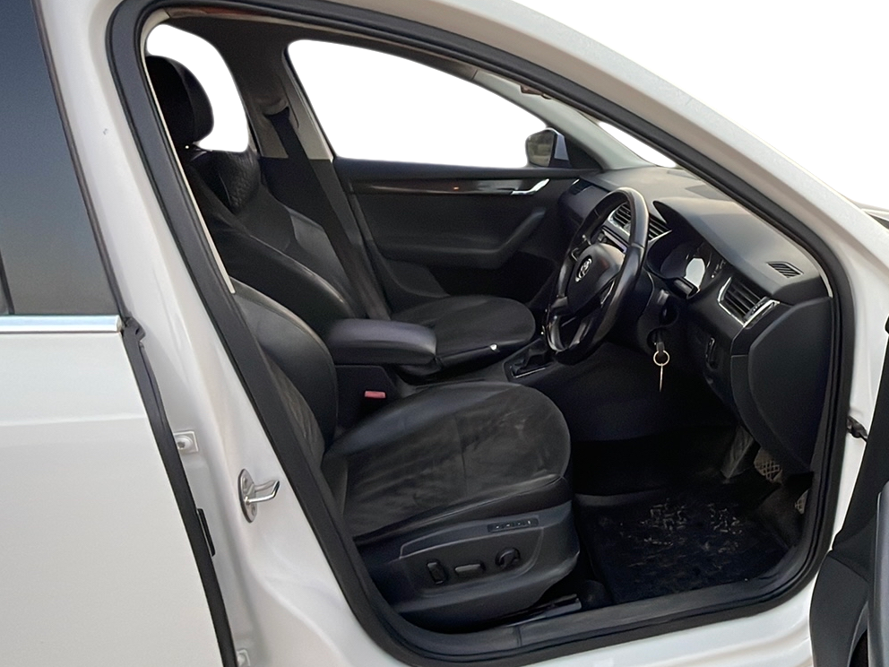 2015 Skoda Octavia ELEGANCE 2.0 TDI AT, Diesel, Automatic, 1,00,008 km, Right Side Front Door Cabin
