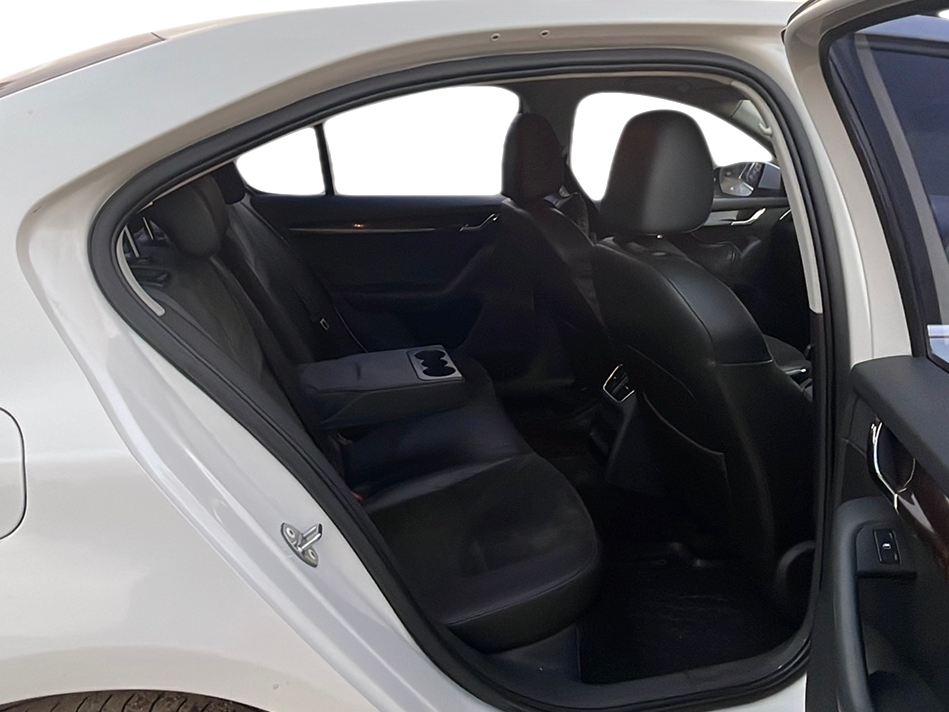 2015 Skoda Octavia ELEGANCE 2.0 TDI AT, Diesel, Automatic, 1,00,008 km, Right Side Rear Door Cabin