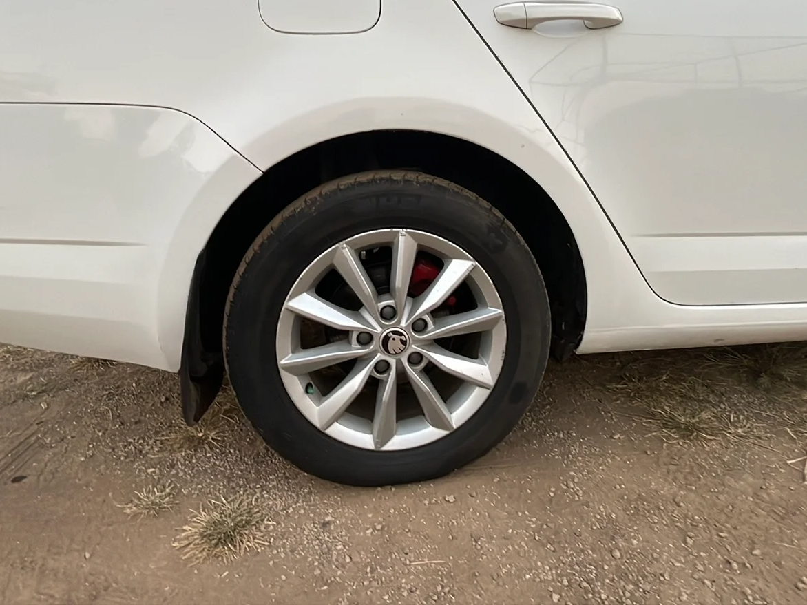 2015 Skoda Octavia ELEGANCE 2.0 TDI AT, Diesel, Automatic, 1,00,008 km, Right Rear Wheel
