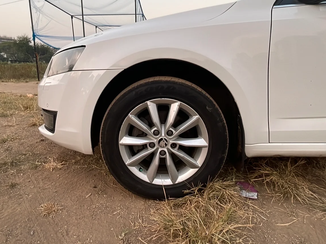2015 Skoda Octavia ELEGANCE 2.0 TDI AT, Diesel, Automatic, 1,00,008 km, Left Front Wheel