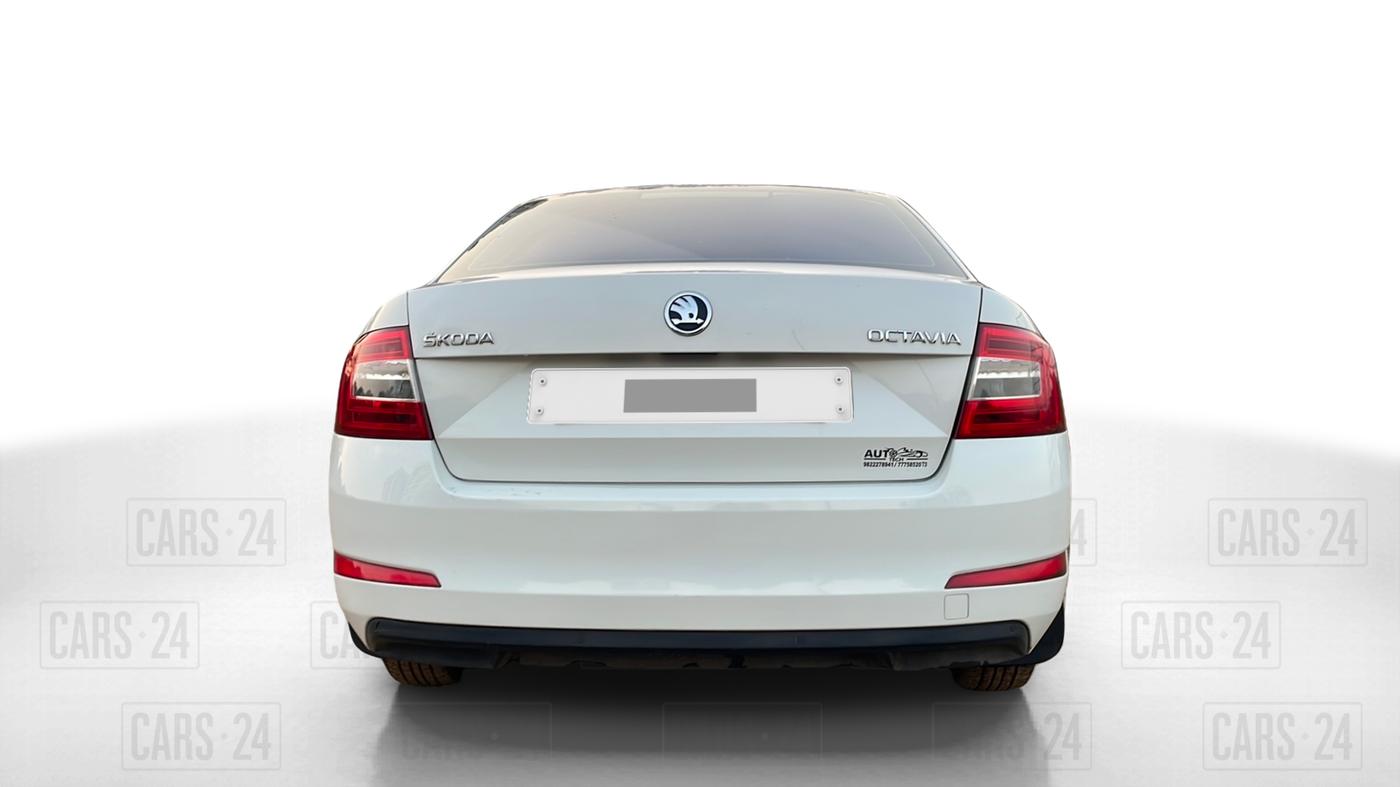 2015 Skoda Octavia ELEGANCE 2.0 TDI AT, Diesel, Automatic, 1,00,008 km, Back/Rear