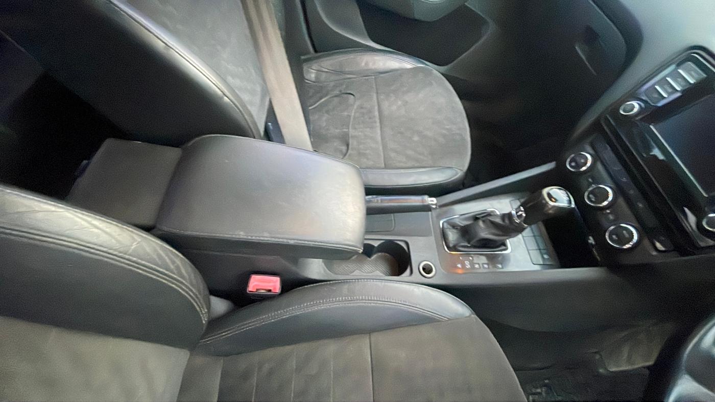 2015 Skoda Octavia ELEGANCE 2.0 TDI AT, Diesel, Automatic, 1,00,008 km, Gear Lever
