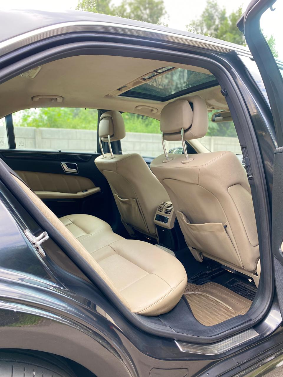 2012 Mercedes Benz E Class E 220 CDI avantgarde, Diesel, Automatic, 1,26,000 km, Right Side Rear Door Cabin