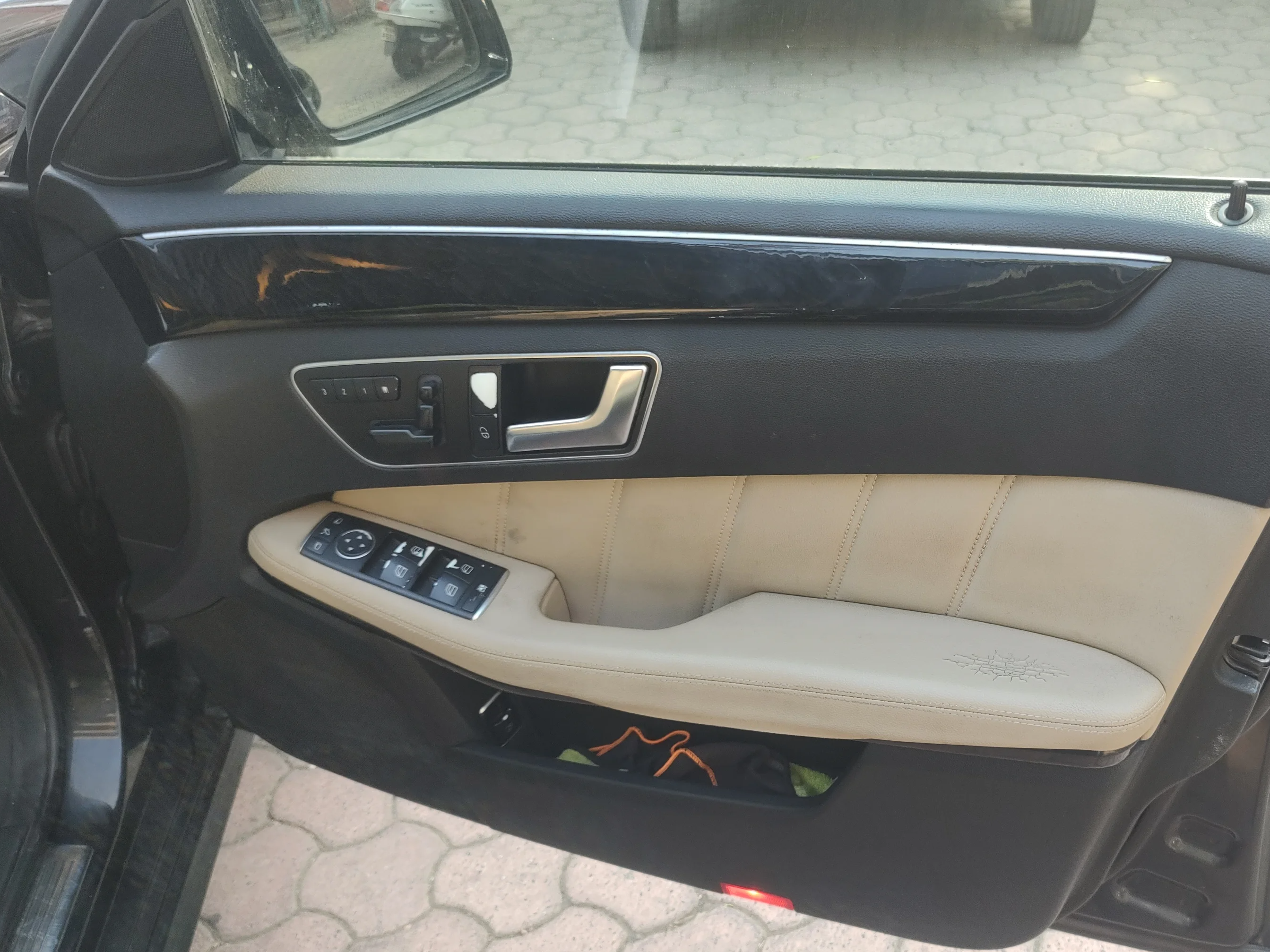 2012 Mercedes Benz E Class E 220 CDI avantgarde, Diesel, Automatic, 1,26,000 km, Driver Side Door Panel Controls