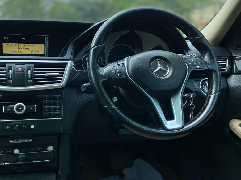 2012 Mercedes Benz E Class E 220 CDI avantgarde, Diesel, Automatic, 1,26,000 km, Steering Wheel Close Up