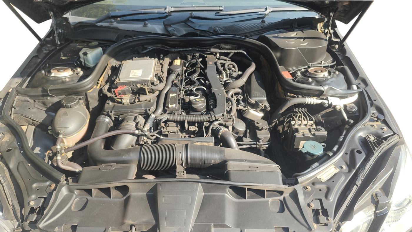 2012 Mercedes Benz E Class E 220 CDI avantgarde, Diesel, Automatic, 1,26,000 km, Open Bonnet