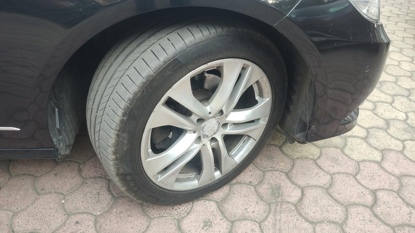 2012 Mercedes Benz E Class E 220 CDI avantgarde, Diesel, Automatic, 1,26,000 km, Right Front Wheel