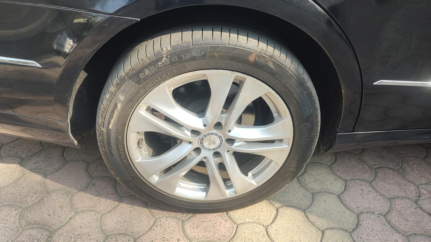 2012 Mercedes Benz E Class E 220 CDI avantgarde, Diesel, Automatic, 1,26,000 km, Right Rear Wheel