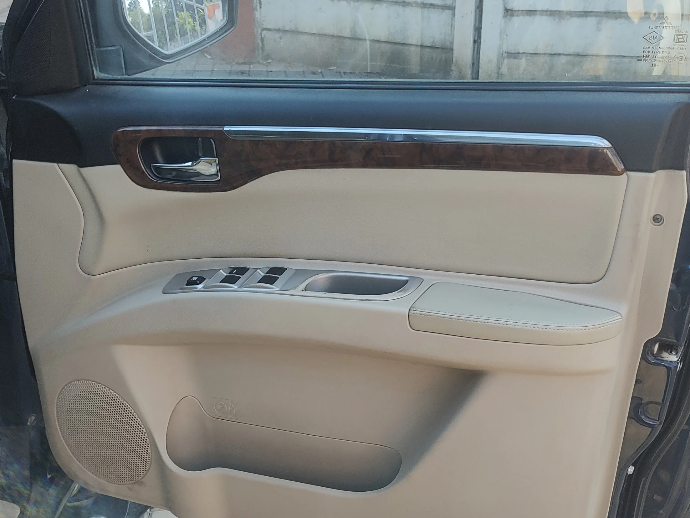 2014 Mitsubishi Pajero Sport 2.5 MT 4X4, Diesel, Manual, 97,000 km, Driver Side Door Panel Controls