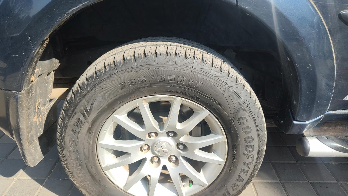 2014 Mitsubishi Pajero Sport 2.5 MT 4X4, Diesel, Manual, 97,000 km, Right Rear Wheel