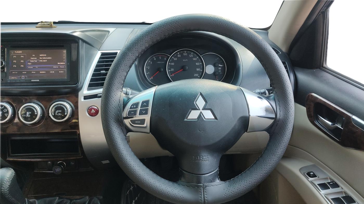 2014 Mitsubishi Pajero Sport 2.5 MT 4X4, Diesel, Manual, 97,000 km, Steering Wheel Close Up