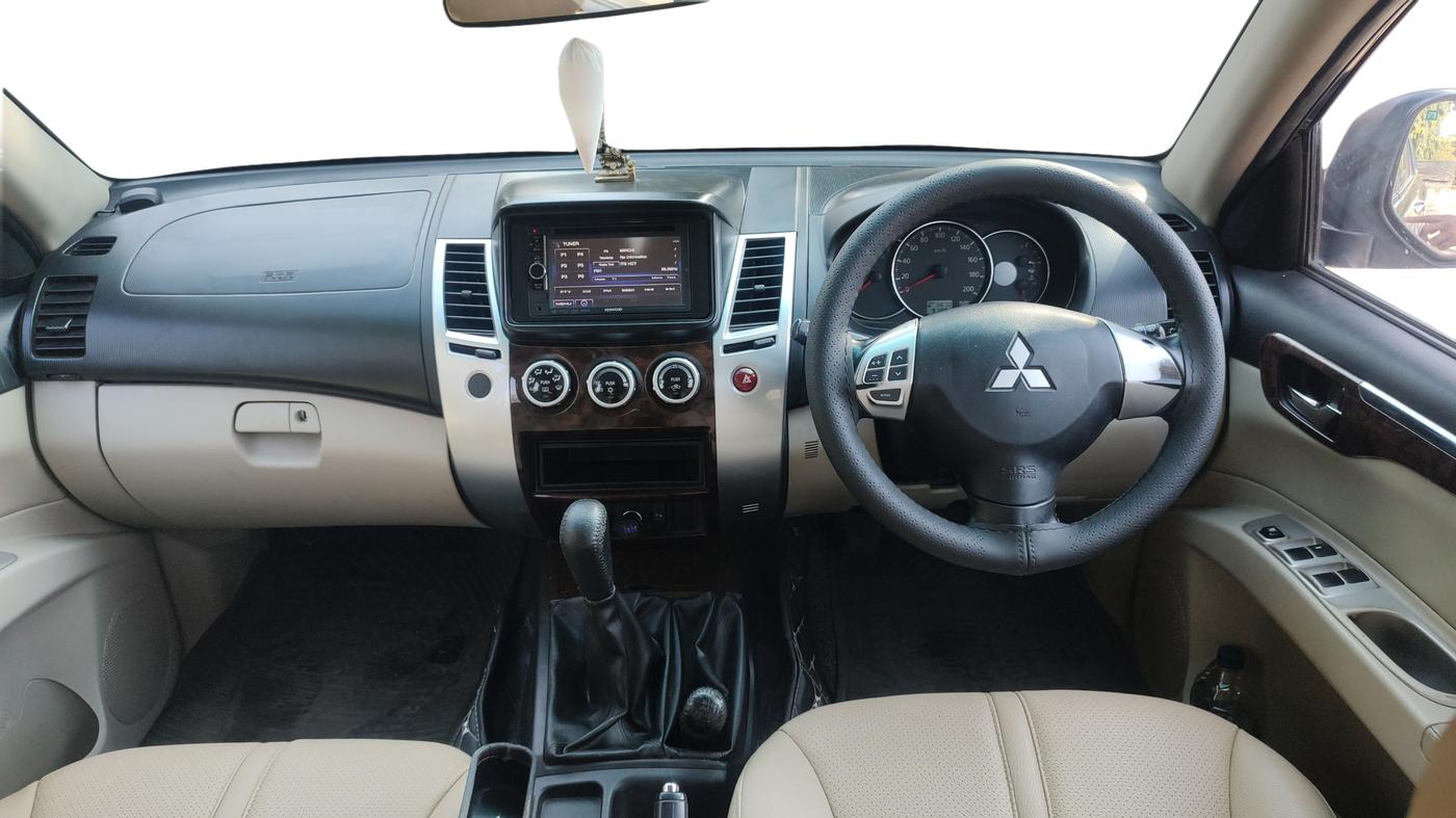 2014 Mitsubishi Pajero Sport 2.5 MT 4X4, Diesel, Manual, 97,000 km, Dashboard