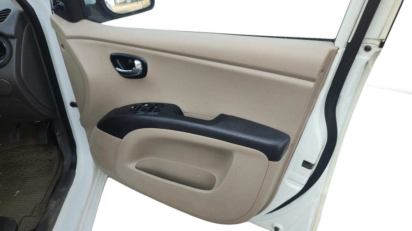 2012 Hyundai i10 MAGNA 1.1 LPG, LPG, Manual, 94,000 km, Driver Side Door Panel Controls