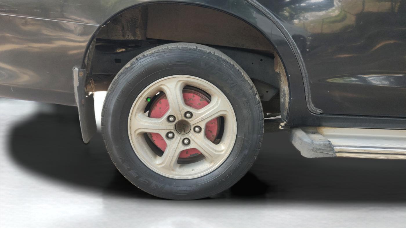 2006 Toyota Innova G4 2.5 7 STR, Diesel, Manual, 1,92,800 km, Right Rear Wheel