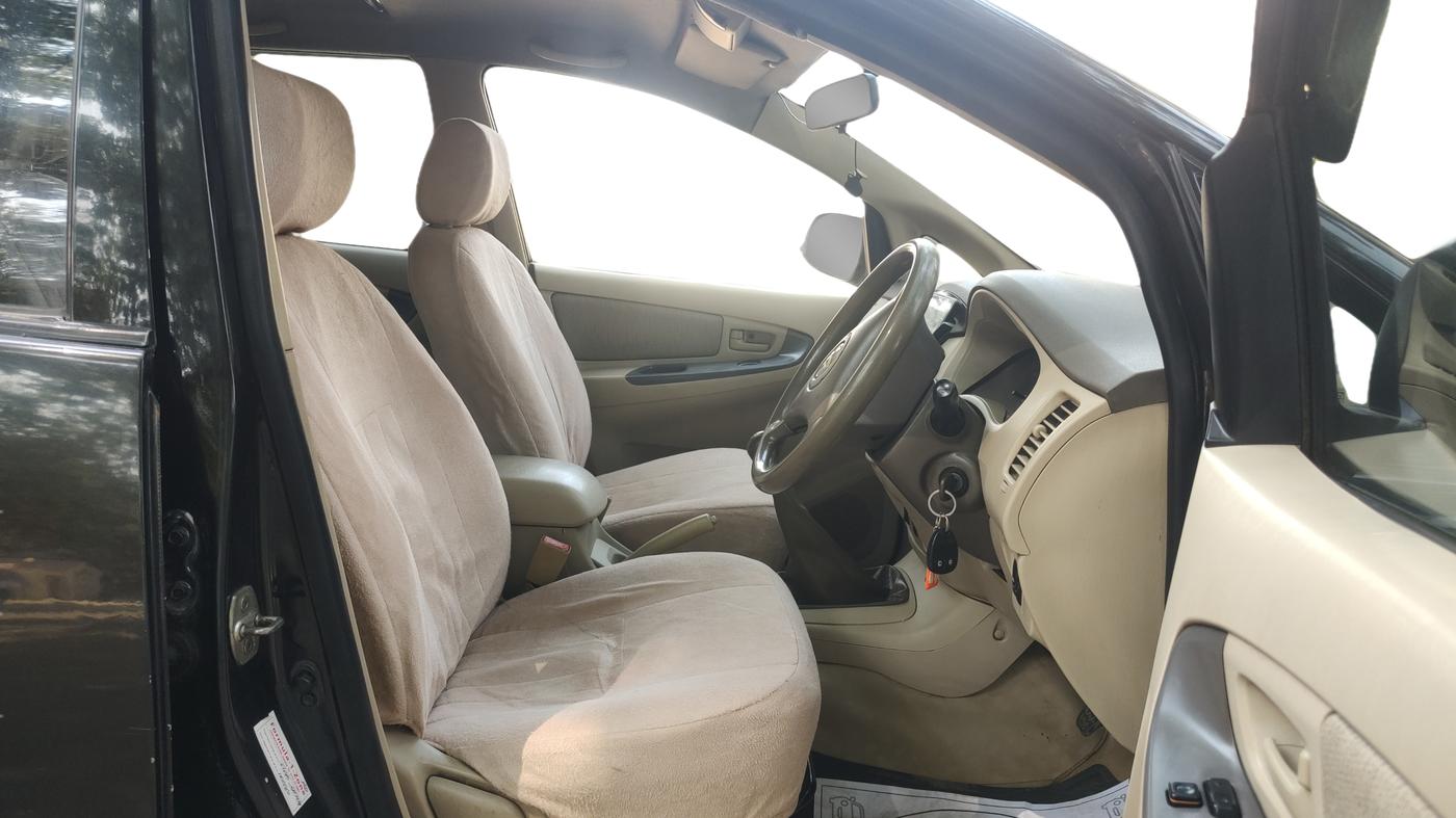 2006 Toyota Innova G4 2.5 7 STR, Diesel, Manual, 1,92,800 km, Right Side Front Door Cabin