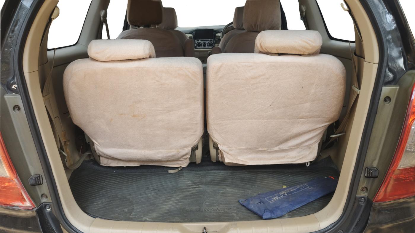 2006 Toyota Innova G4 2.5 7 STR, Diesel, Manual, 1,92,800 km, Boot Inside