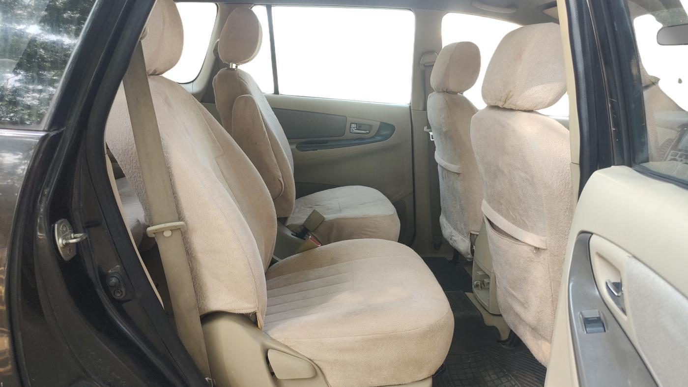 2006 Toyota Innova G4 2.5 7 STR, Diesel, Manual, 1,92,800 km, Right Side Rear Door Cabin