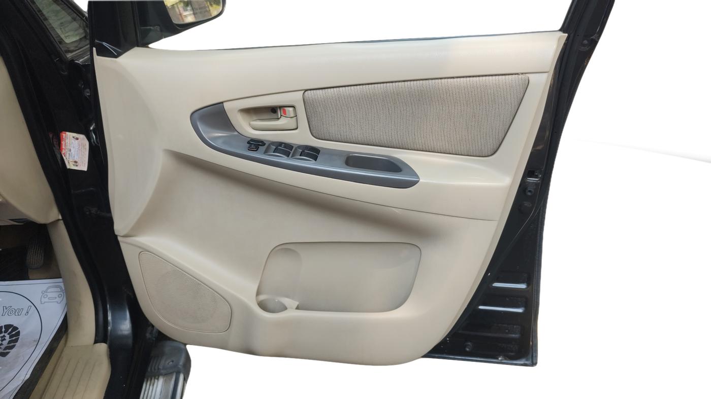 2006 Toyota Innova G4 2.5 7 STR, Diesel, Manual, 1,92,800 km, Driver Side Door Panel Controls