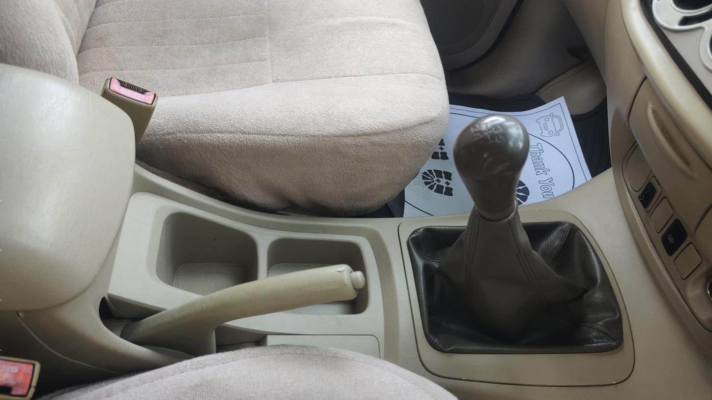 2006 Toyota Innova G4 2.5 7 STR, Diesel, Manual, 1,92,800 km, Gear Lever