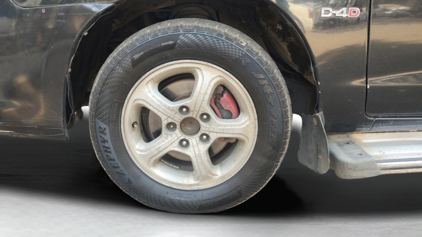 2006 Toyota Innova G4 2.5 7 STR, Diesel, Manual, 1,92,800 km, Left Front Wheel