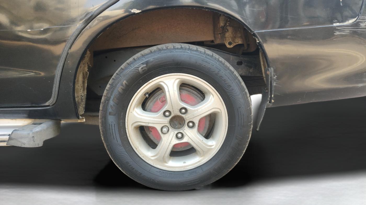 2006 Toyota Innova G4 2.5 7 STR, Diesel, Manual, 1,92,800 km, Left Rear Wheel