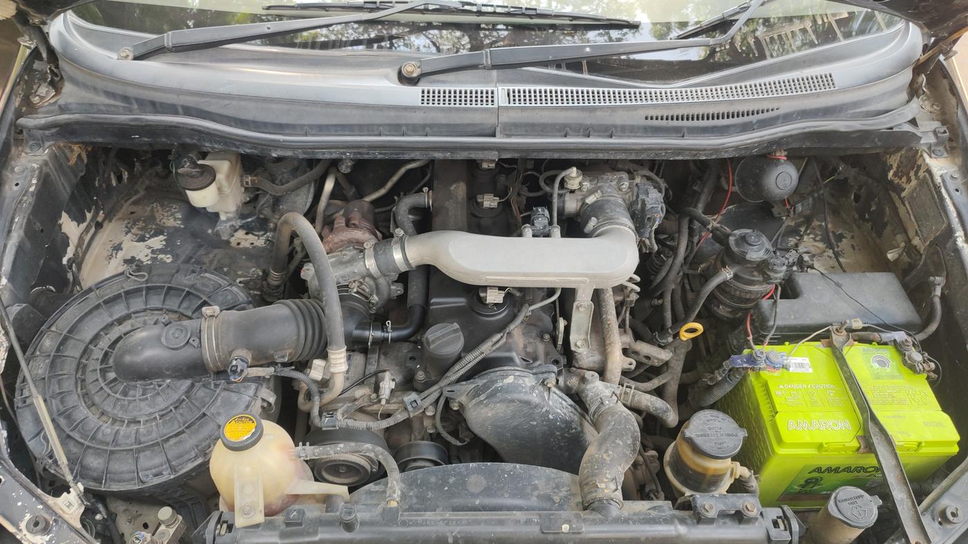 2006 Toyota Innova G4 2.5 7 STR, Diesel, Manual, 1,92,800 km, Open Bonnet