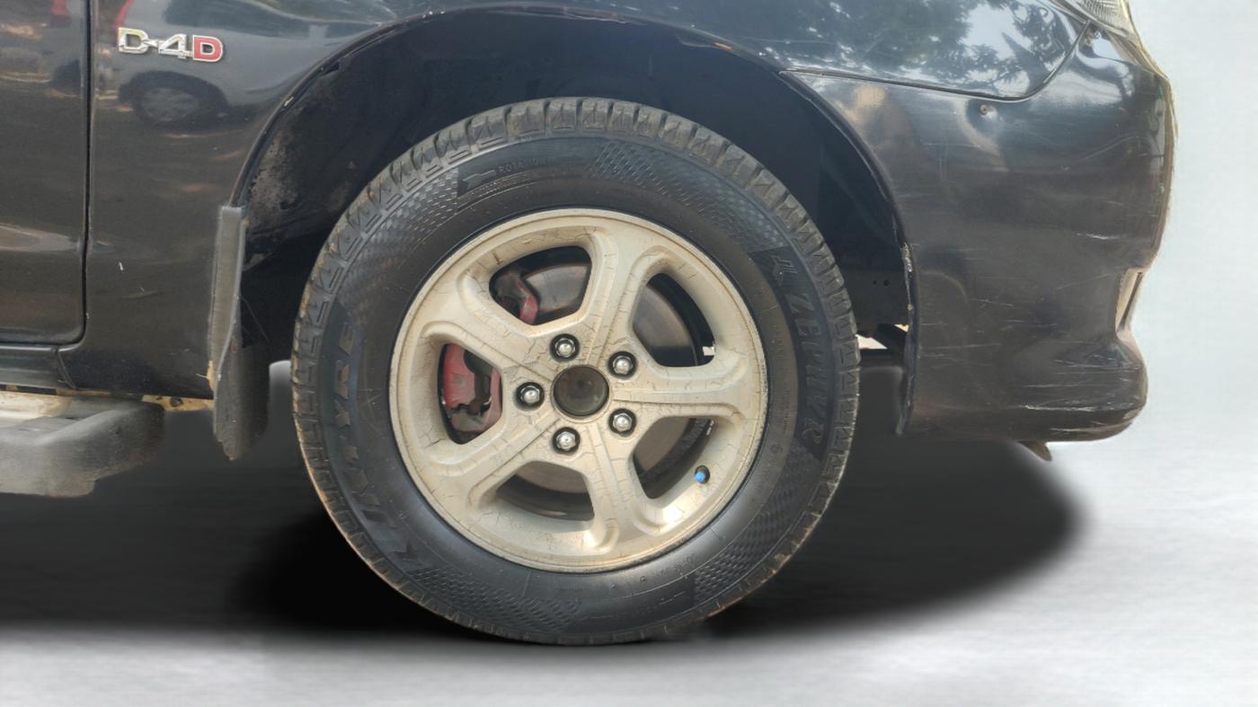2006 Toyota Innova G4 2.5 7 STR, Diesel, Manual, 1,92,800 km, Right Front Wheel