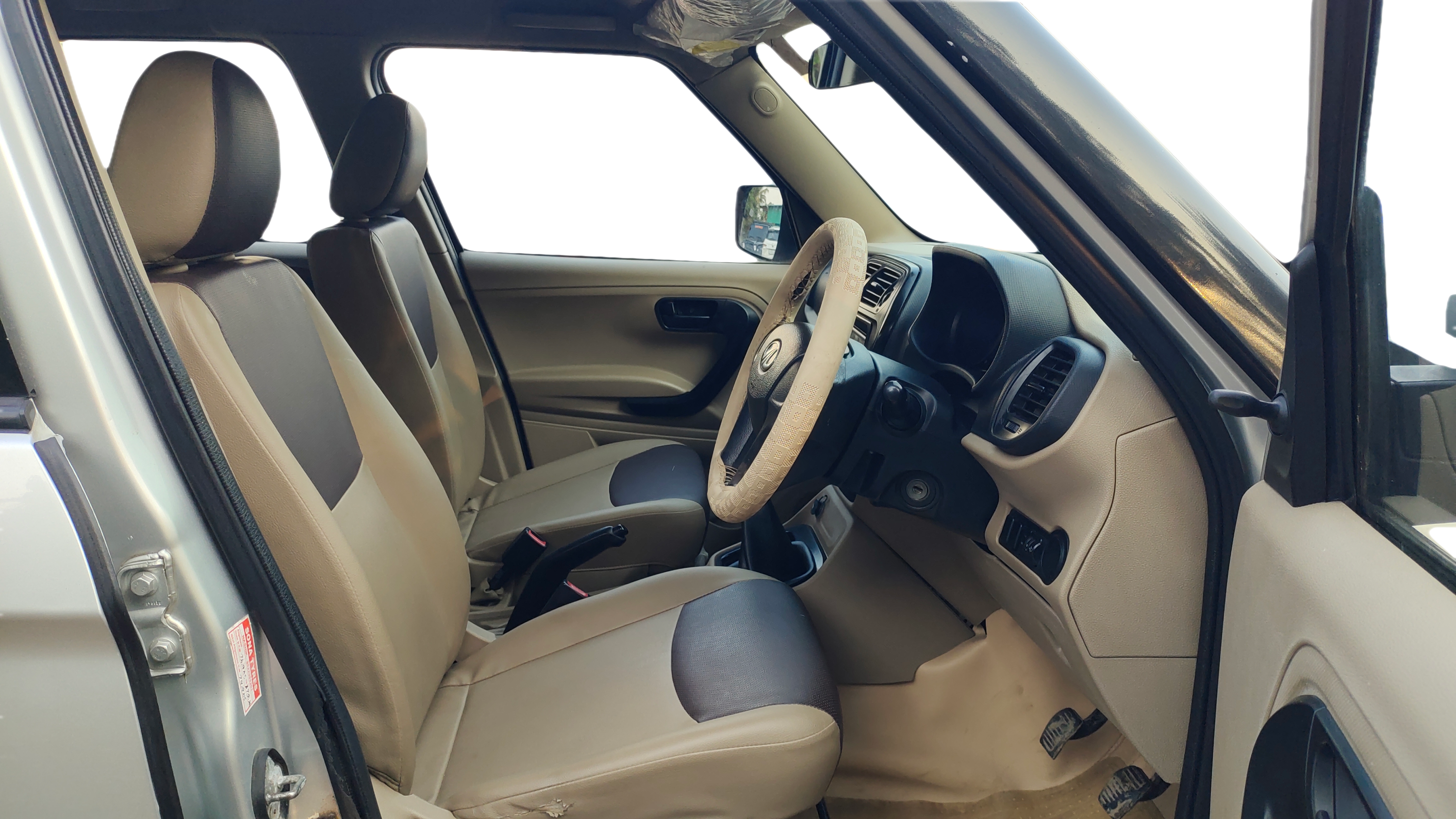 2019 Mahindra TUV300 T4 PLUS, Diesel, Manual, 75,089 km, Right Side Front Door Cabin