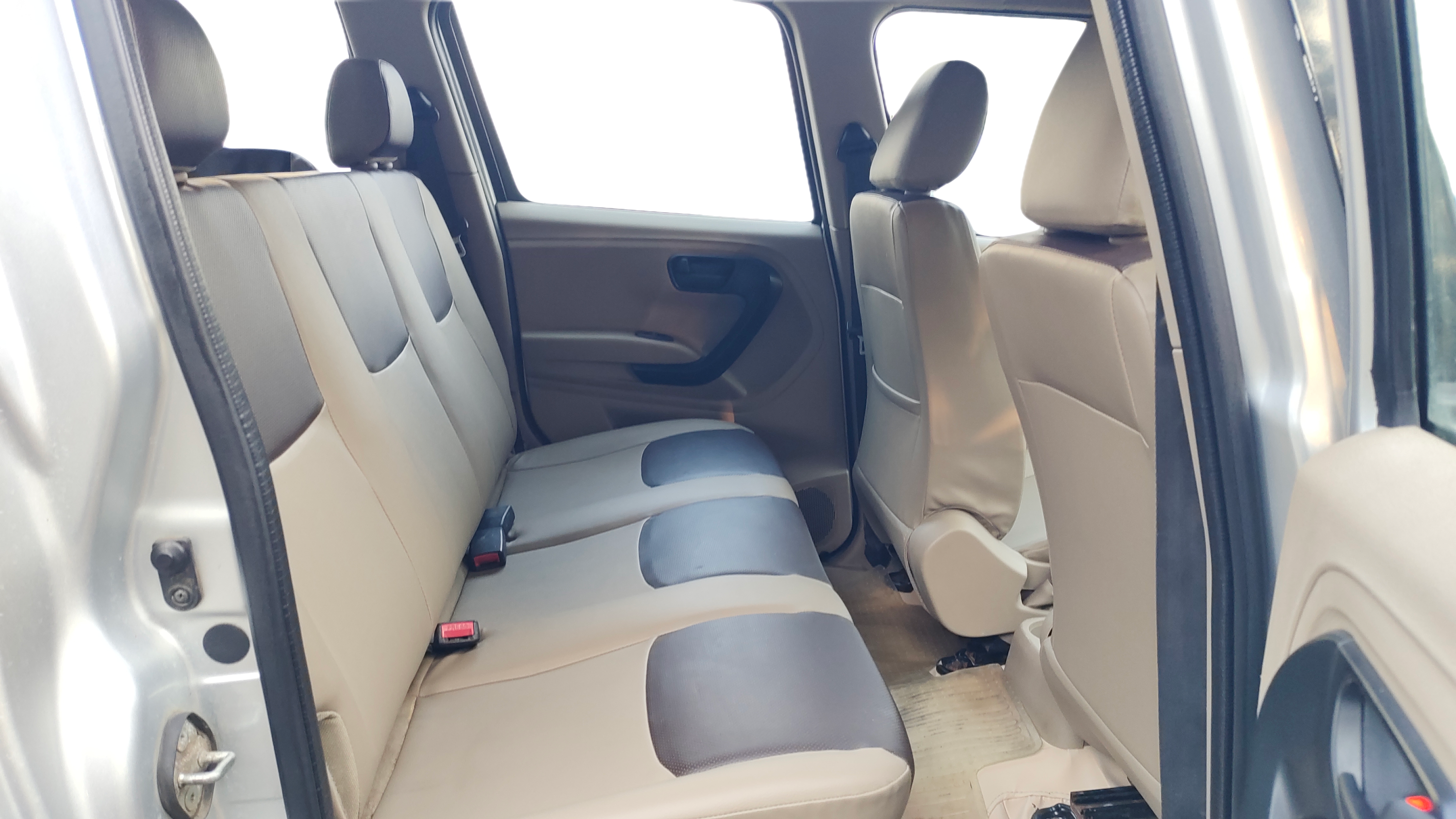 2019 Mahindra TUV300 T4 PLUS, Diesel, Manual, 75,089 km, Right Side Rear Door Cabin