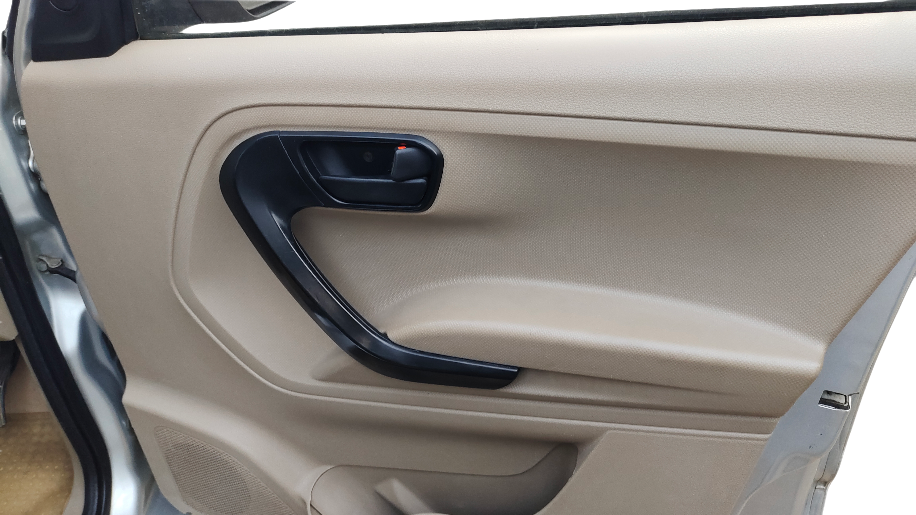 2019 Mahindra TUV300 T4 PLUS, Diesel, Manual, 75,089 km, Driver Side Door Panel Controls