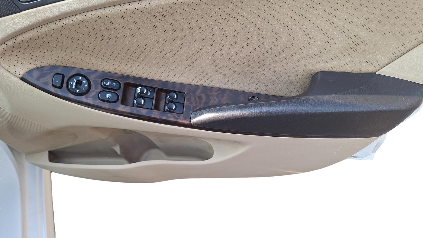 2016 Hyundai Verna FLUIDIC 1.6 CRDI SX AT 4S, Diesel, Automatic, 53,565 km, Driver Side Door Panel Controls