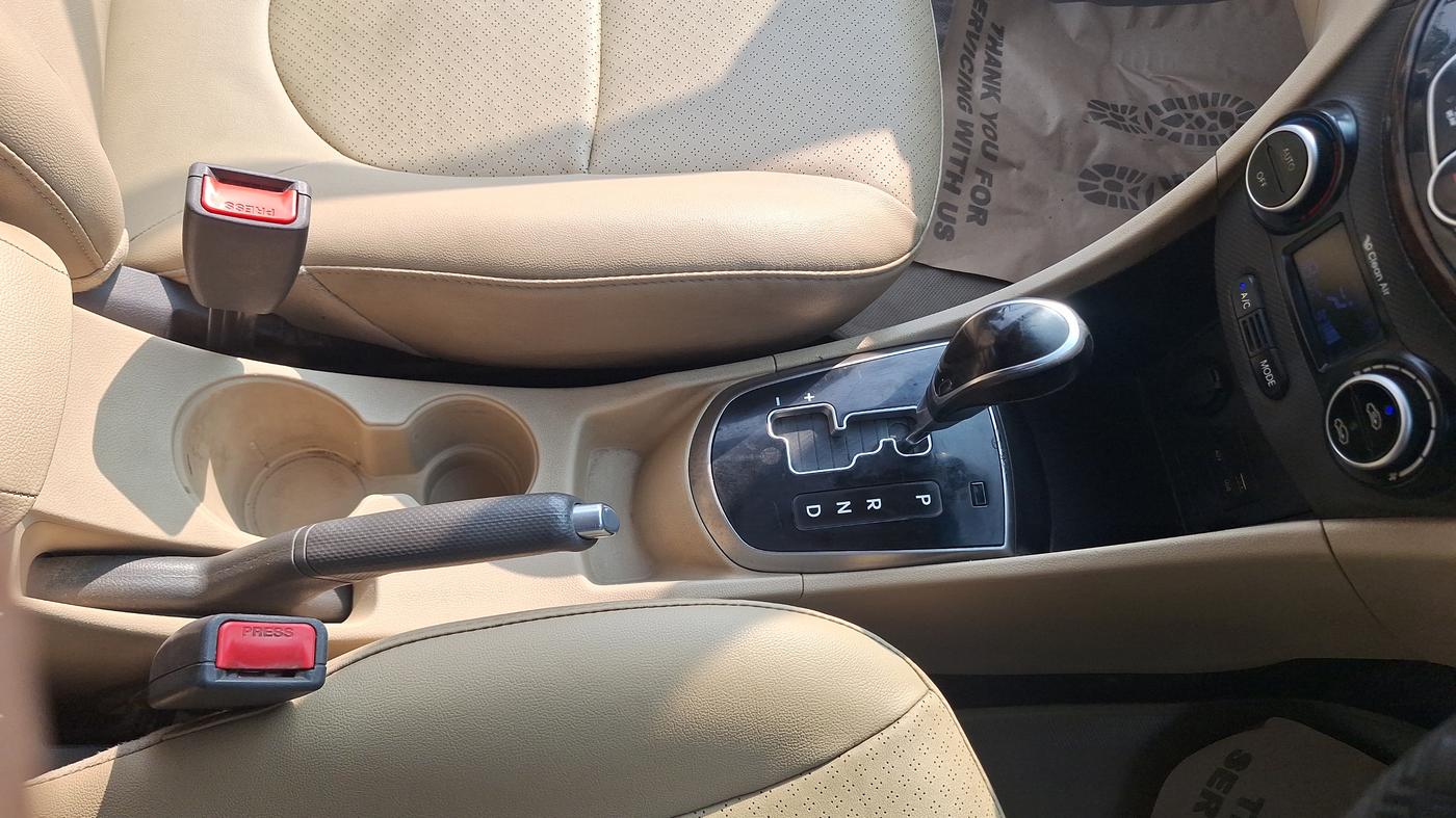 2016 Hyundai Verna FLUIDIC 1.6 CRDI SX AT 4S, Diesel, Automatic, 53,565 km, Gear Lever