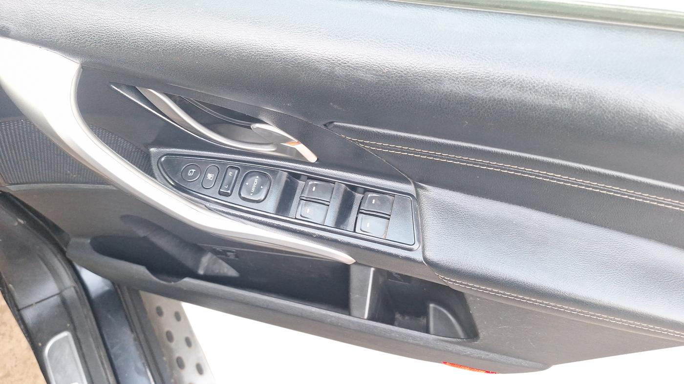 2019 Mahindra XUV500 W11(O), Diesel, Manual, 77,251 km, Driver Side Door Panel Controls