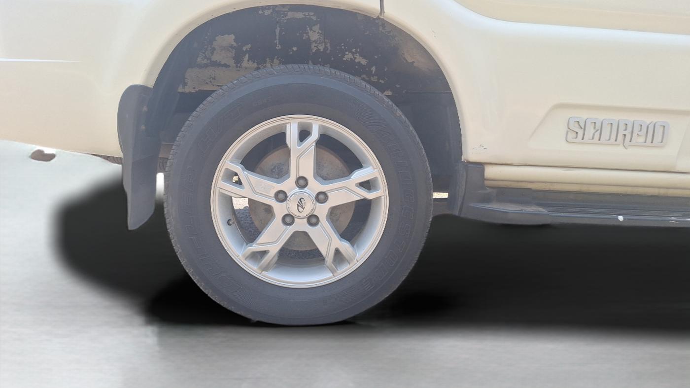2015 Mahindra Scorpio S10 2WD INTELLI-HYBRID, Diesel, Manual, 81,337 km, Right Rear Wheel