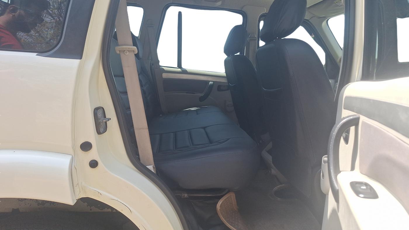 2015 Mahindra Scorpio S10 2WD INTELLI-HYBRID, Diesel, Manual, 81,337 km, Right Side Rear Door Cabin