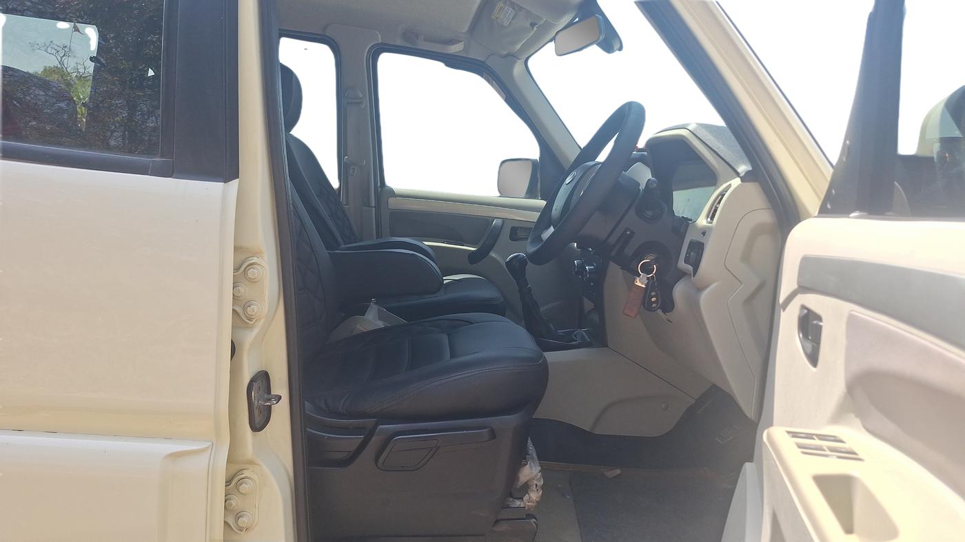 2015 Mahindra Scorpio S10 2WD INTELLI-HYBRID, Diesel, Manual, 81,337 km, Right Side Front Door Cabin