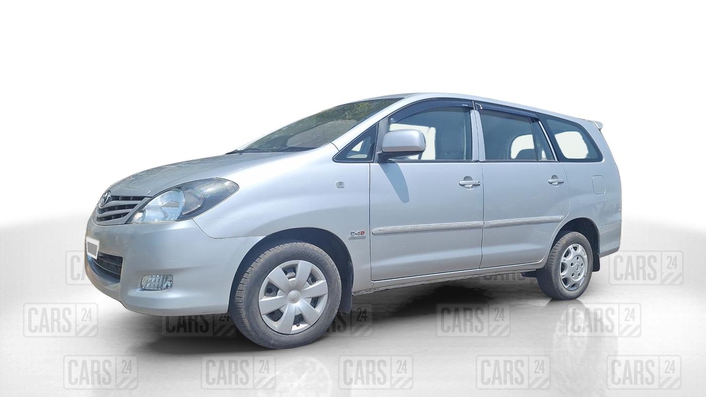 2010 Toyota Innova GX 2.5 8 STR, Diesel, Manual, 77,000 km, Left Front Diagonal