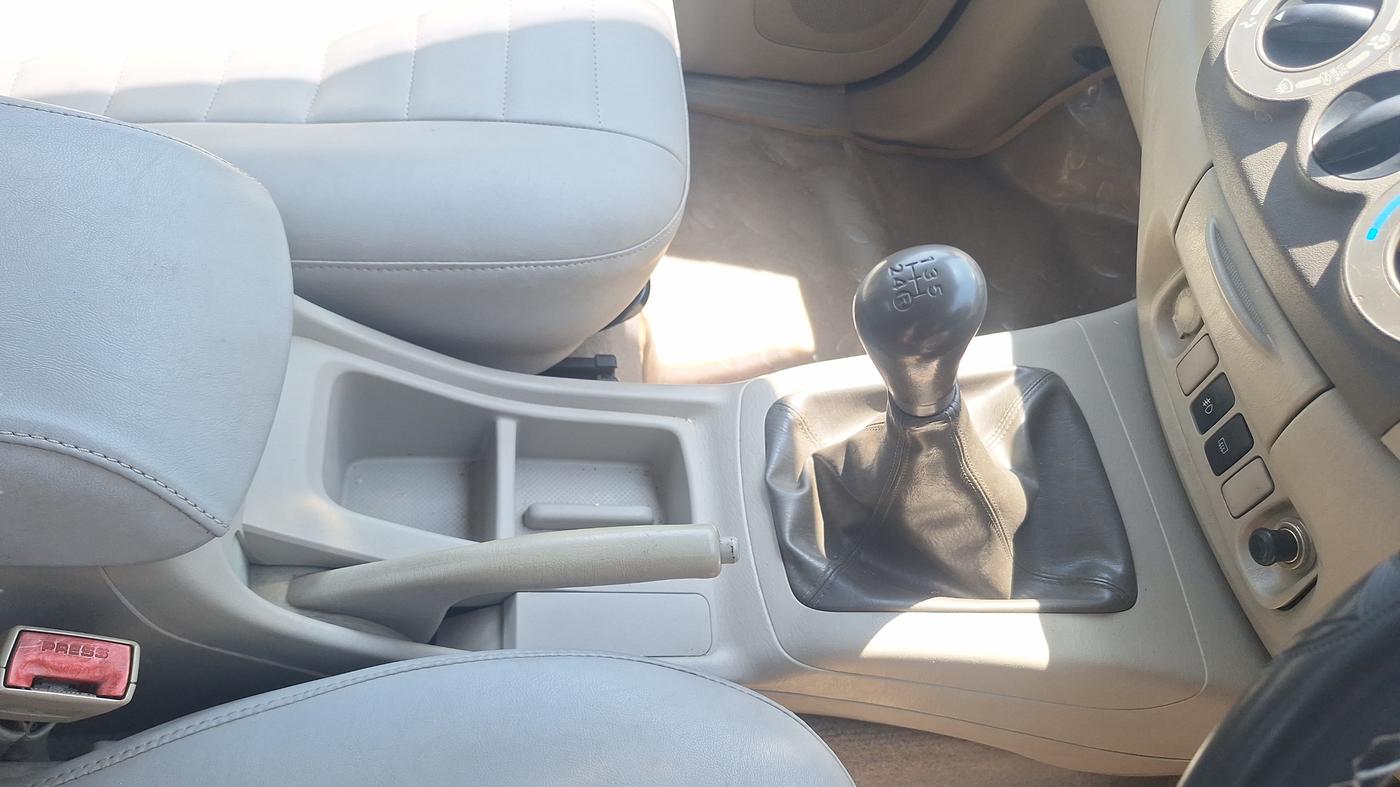 2010 Toyota Innova GX 2.5 8 STR, Diesel, Manual, 77,000 km, Gear Lever