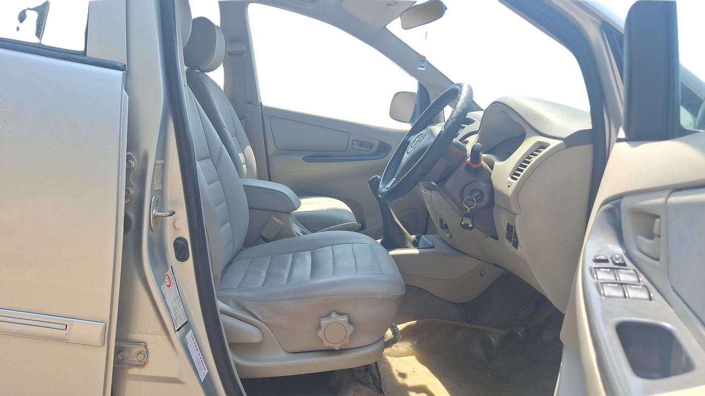 2010 Toyota Innova GX 2.5 8 STR, Diesel, Manual, 77,000 km, Right Side Front Door Cabin