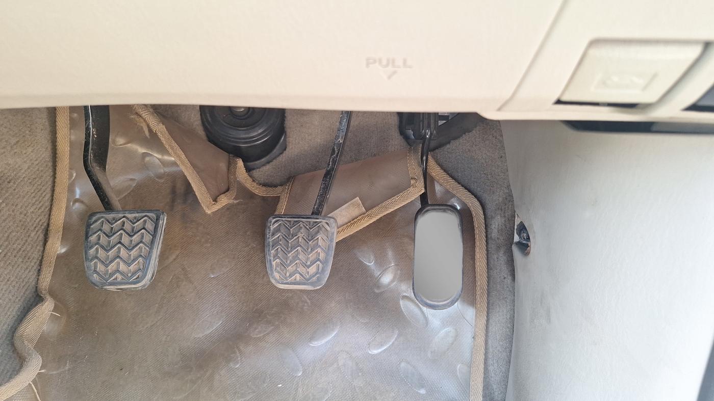 2010 Toyota Innova GX 2.5 8 STR, Diesel, Manual, 77,000 km, Pedals