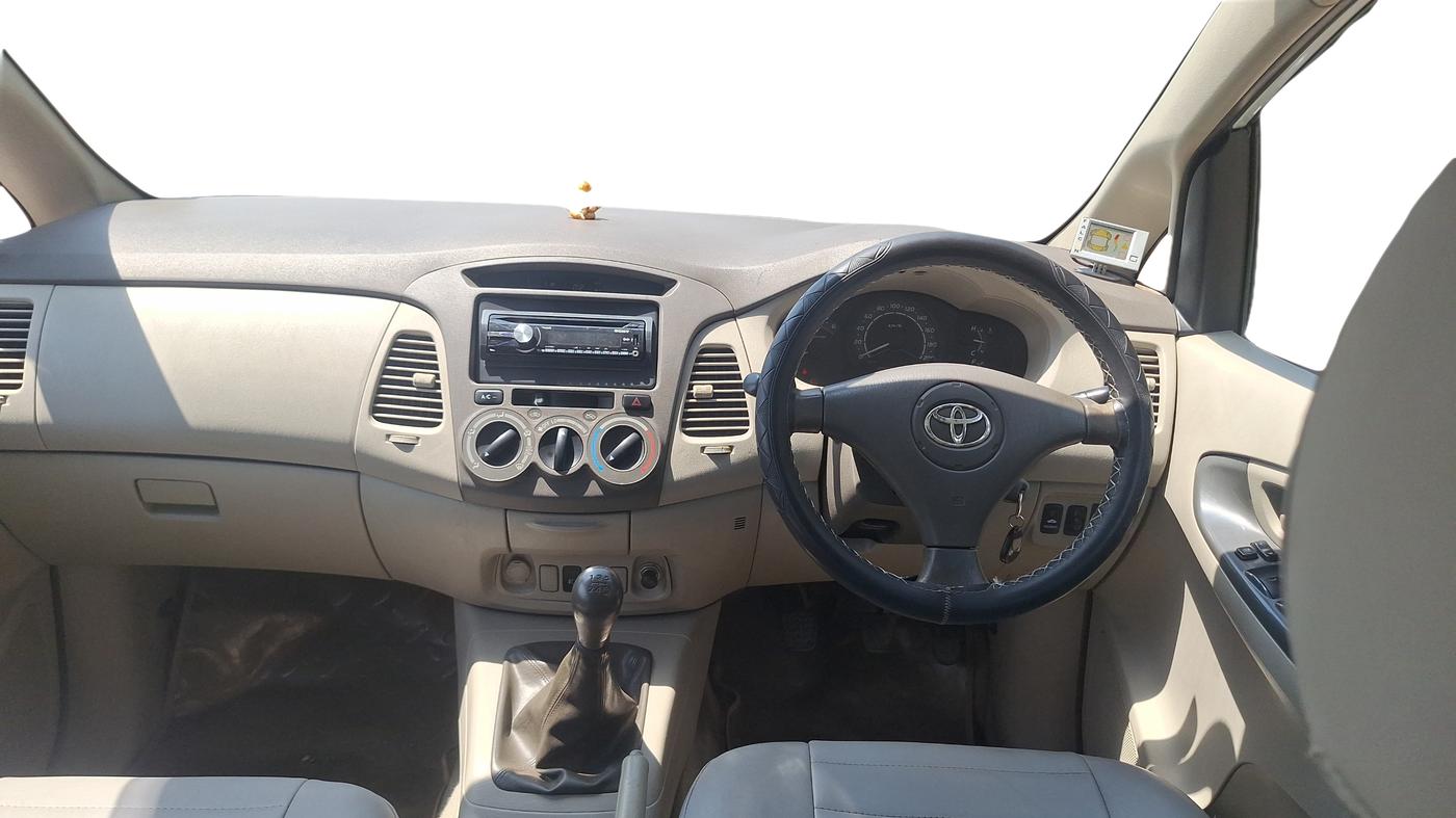 2010 Toyota Innova GX 2.5 8 STR, Diesel, Manual, 77,000 km, Dashboard