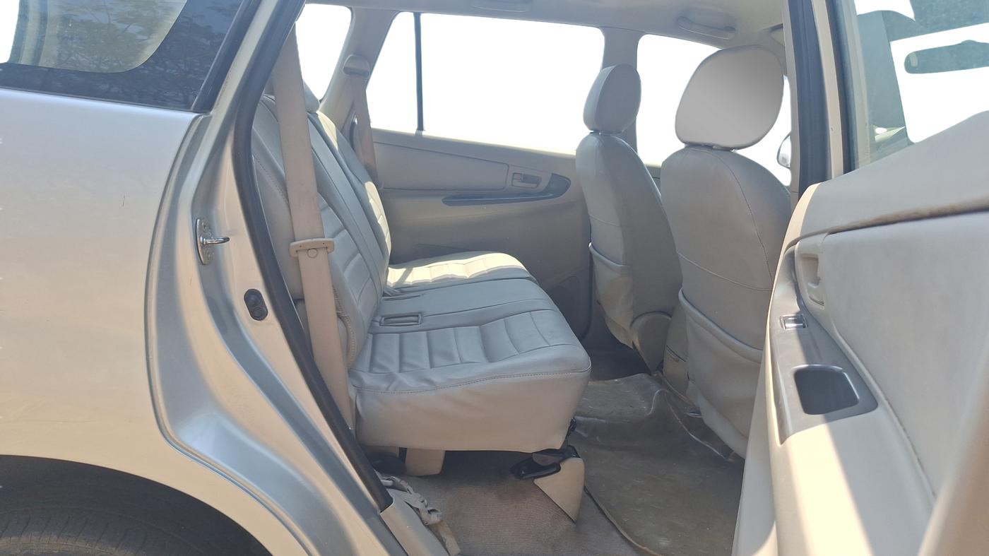 2010 Toyota Innova GX 2.5 8 STR, Diesel, Manual, 77,000 km, Right Side Rear Door Cabin