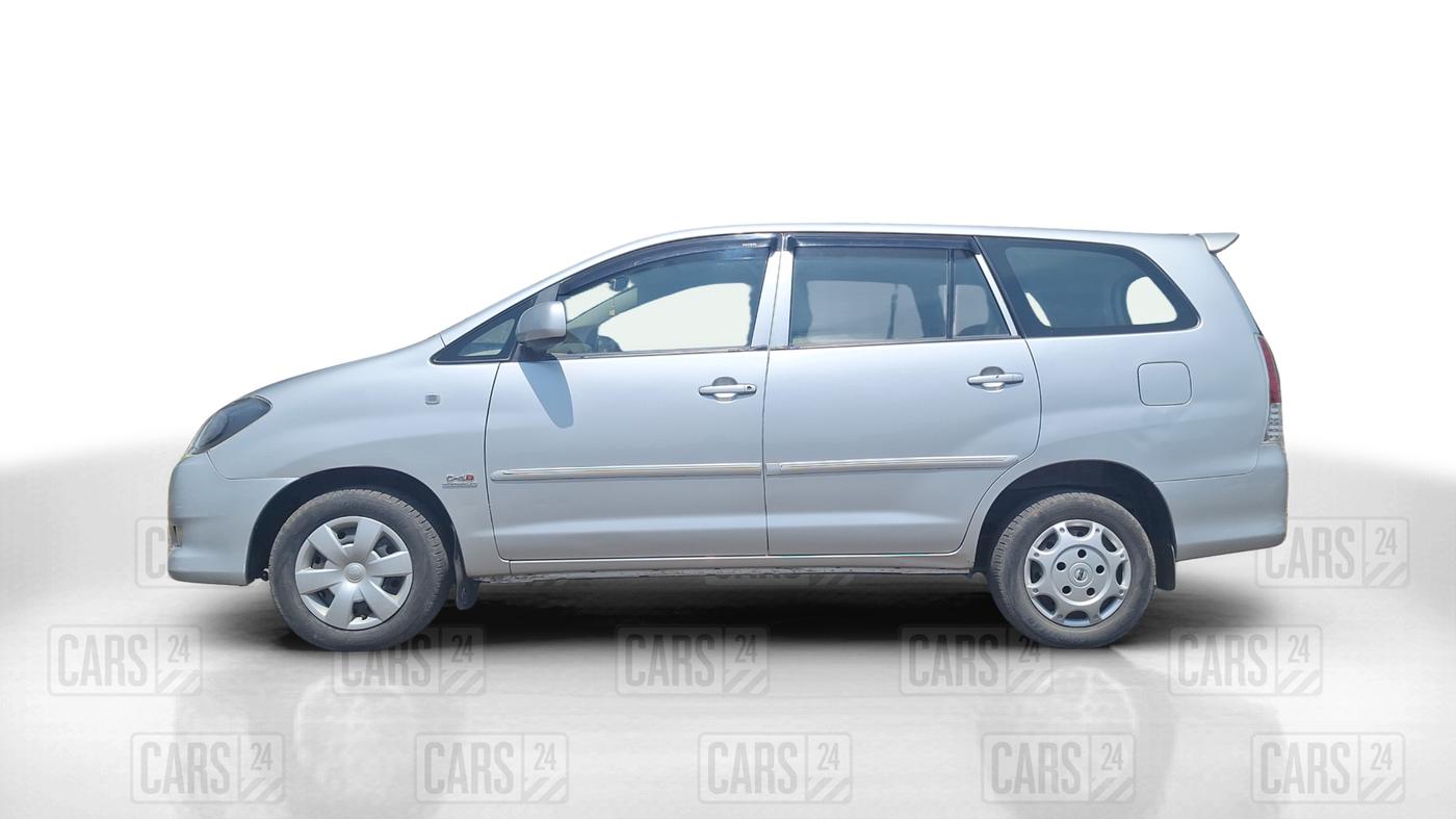 2010 Toyota Innova GX 2.5 8 STR, Diesel, Manual, 77,000 km, Left Side