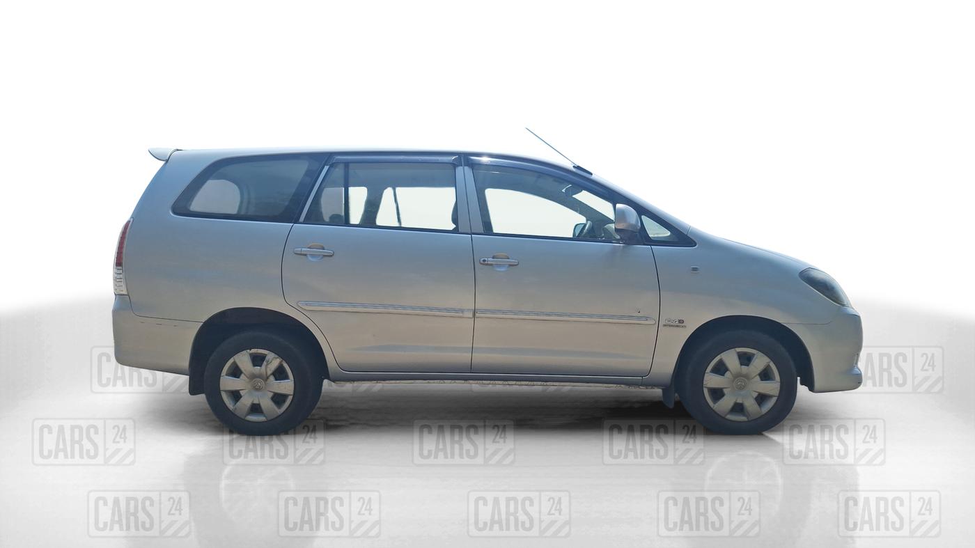 2010 Toyota Innova GX 2.5 8 STR, Diesel, Manual, 77,000 km, Right Side View